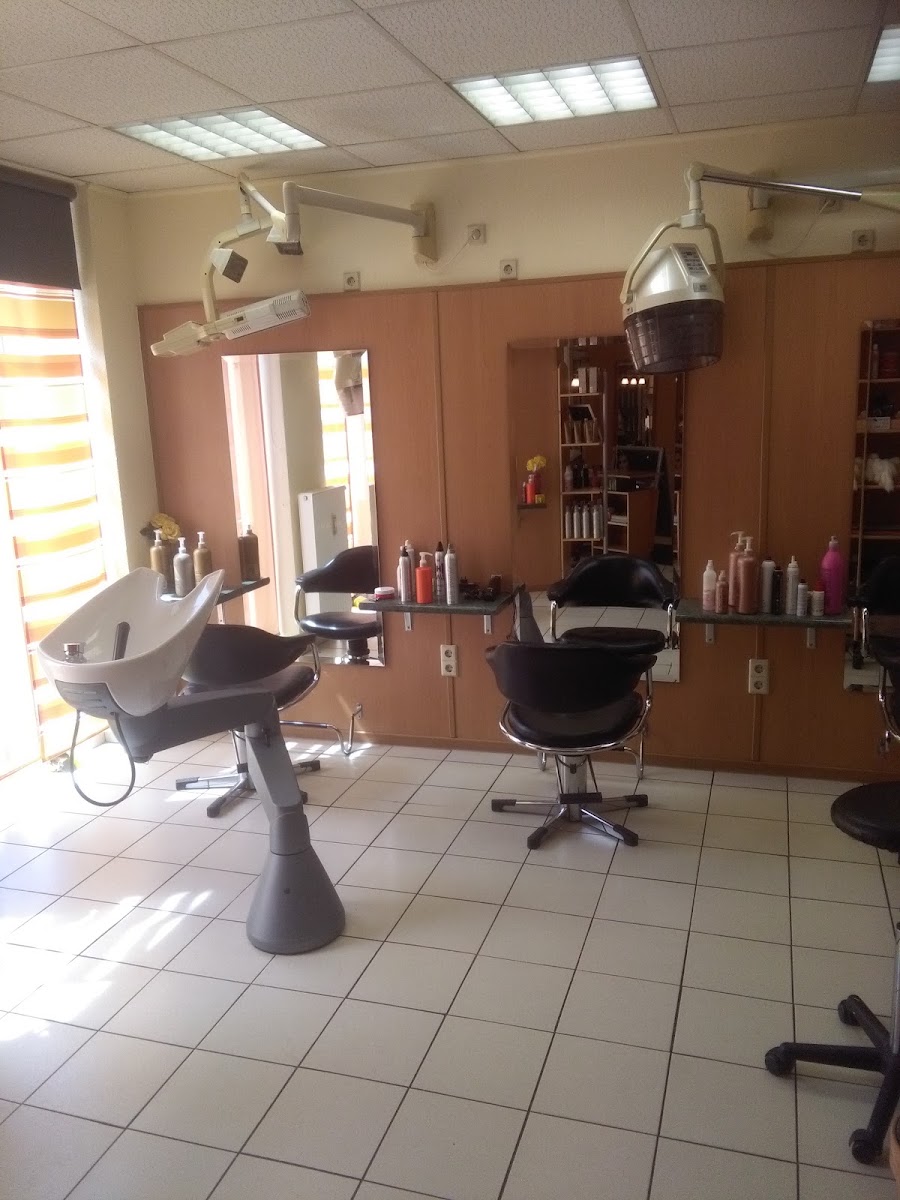 Innenraum von Family Friseur mit Waschplatz und Frisierstühlen