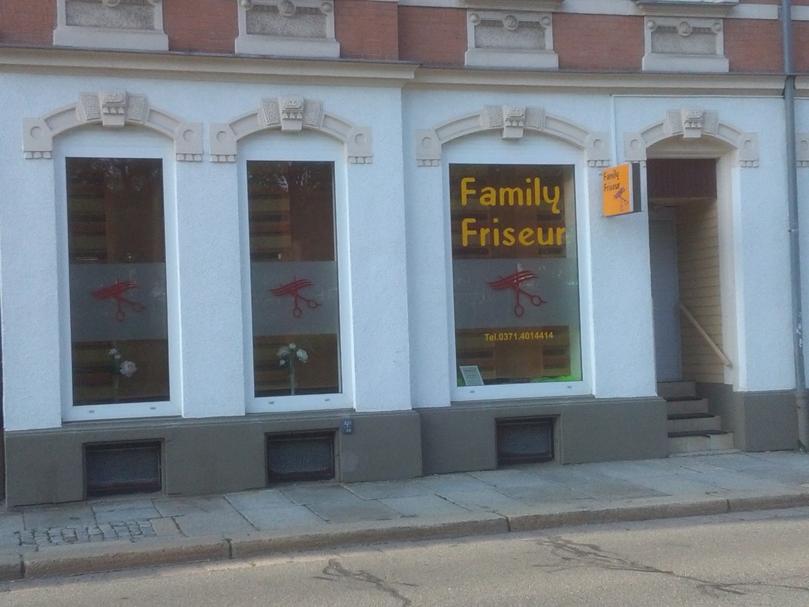 Schaufenster von Family Friseur Inh. Bettina Heinitz in Chemnitz-Sonnenberg