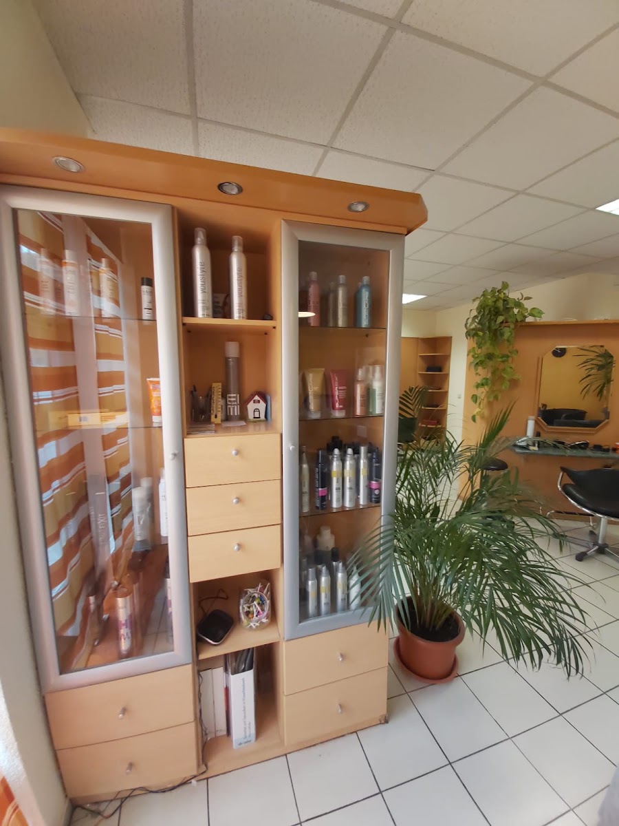 Produktvitrine und Frisierplatz bei Family Friseur