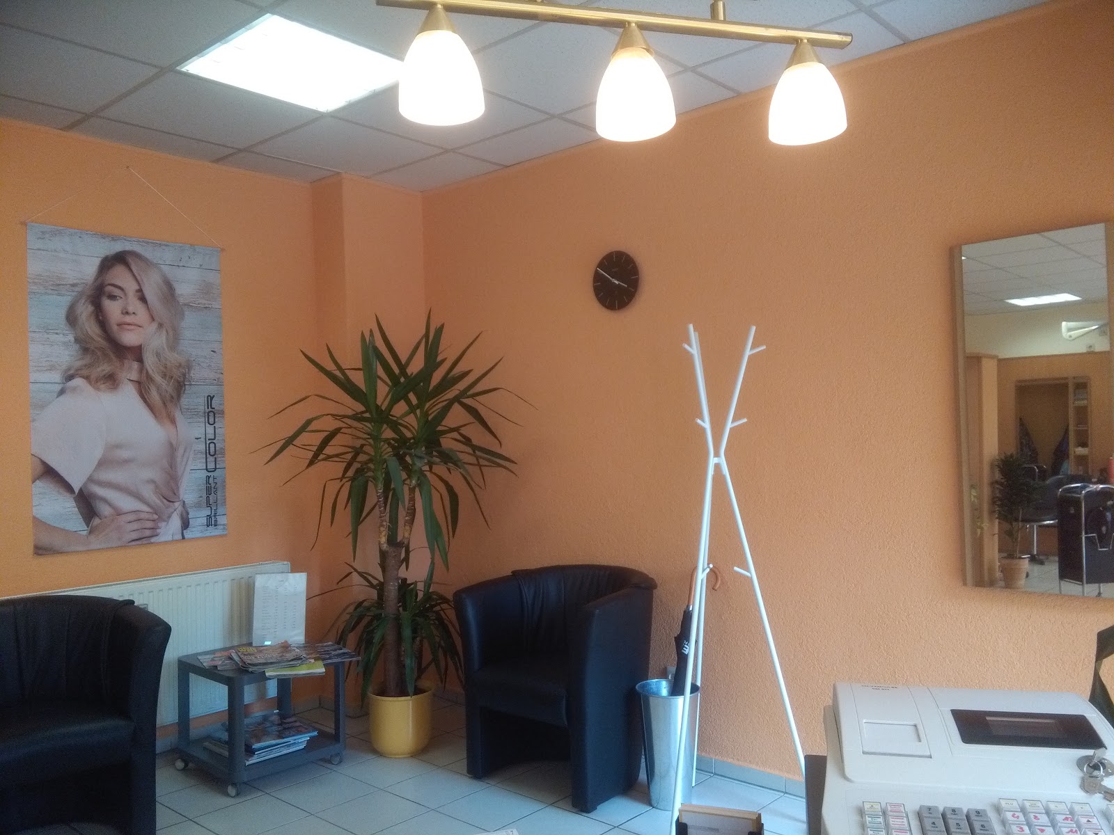 Gemütlicher Wartebereich bei Family Friseur
