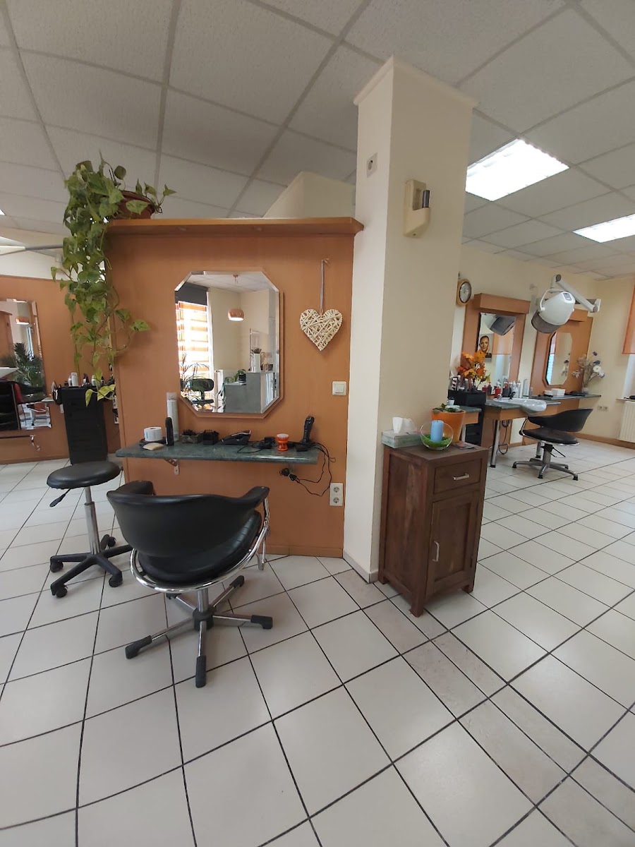 Frisierplatz mit Spiegel bei Family Friseur